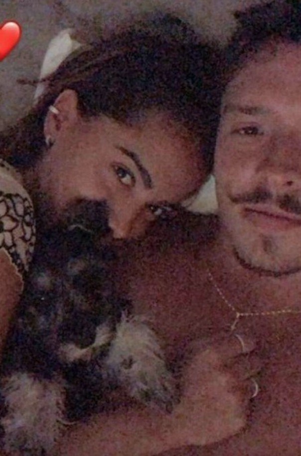 Anitta posa na cama com o novo namorado Ronan Carvalho 