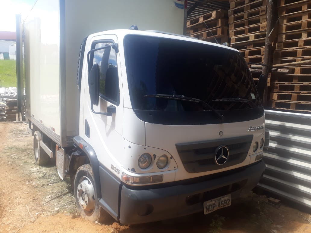 Em Manaus, homem é preso com caminhão roubado escondido em terreno