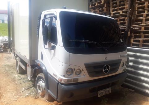 Em Manaus, homem é preso com caminhão roubado escondido em terreno