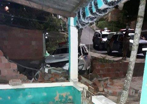 Desgovernada, viatura da PM invade terreno e derruba muro em Manaus