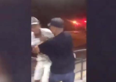 Câmeras flagram momento que jovem é morto ao ter faca cravada no peito por vigia