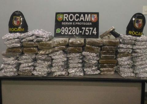 Dupla é presa com arma e cerca de 60kg de drogas em Manaus