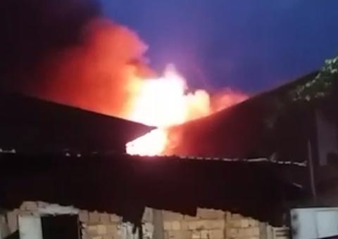 Casa é consumida por fogo e escombros destroem cozinha de vizinhos em Manaus