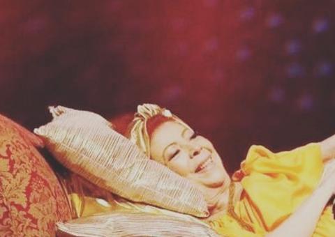 Internada a uma semana, Beth Carvalho surge feliz com visita no hospital