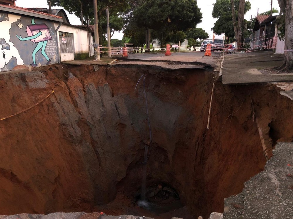 Cratera engole rua e interdita 5 casas no interior de São Paulo