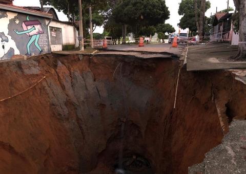 Cratera engole rua e interdita 5 casas no interior de São Paulo