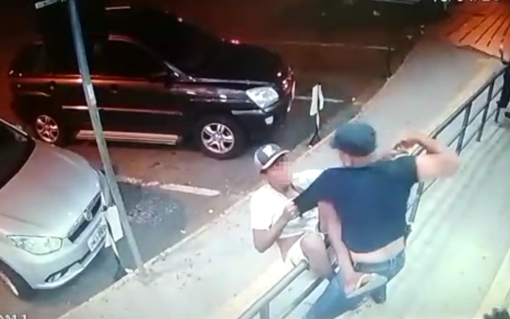 Segurança filmado matando morador de rua chora ao ser preso