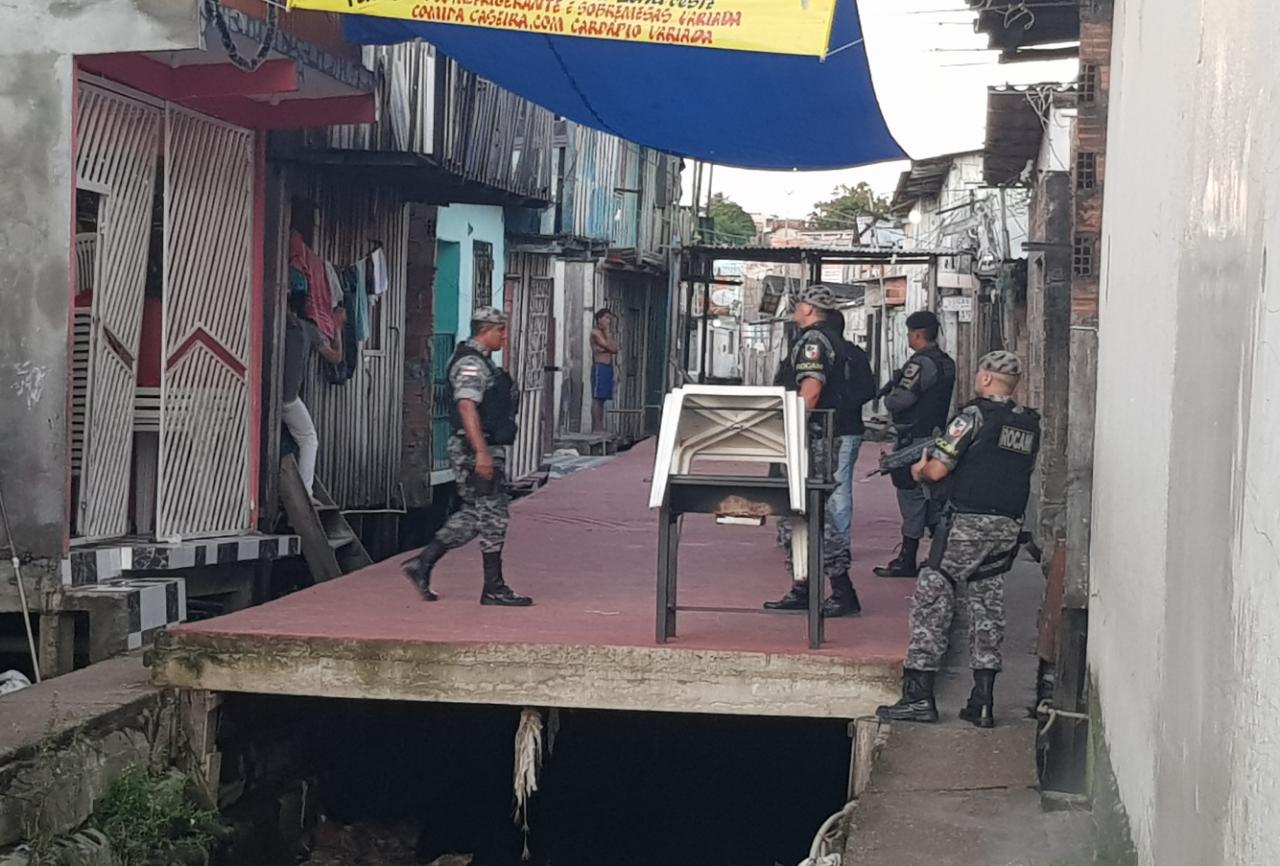 Traficantes viram alvo de mega operação da polícia em área vermelha de Manaus