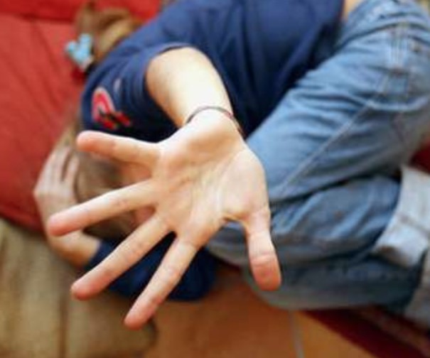 Embriagado, homem ataca e tenta estuprar a própria filha em Manaus