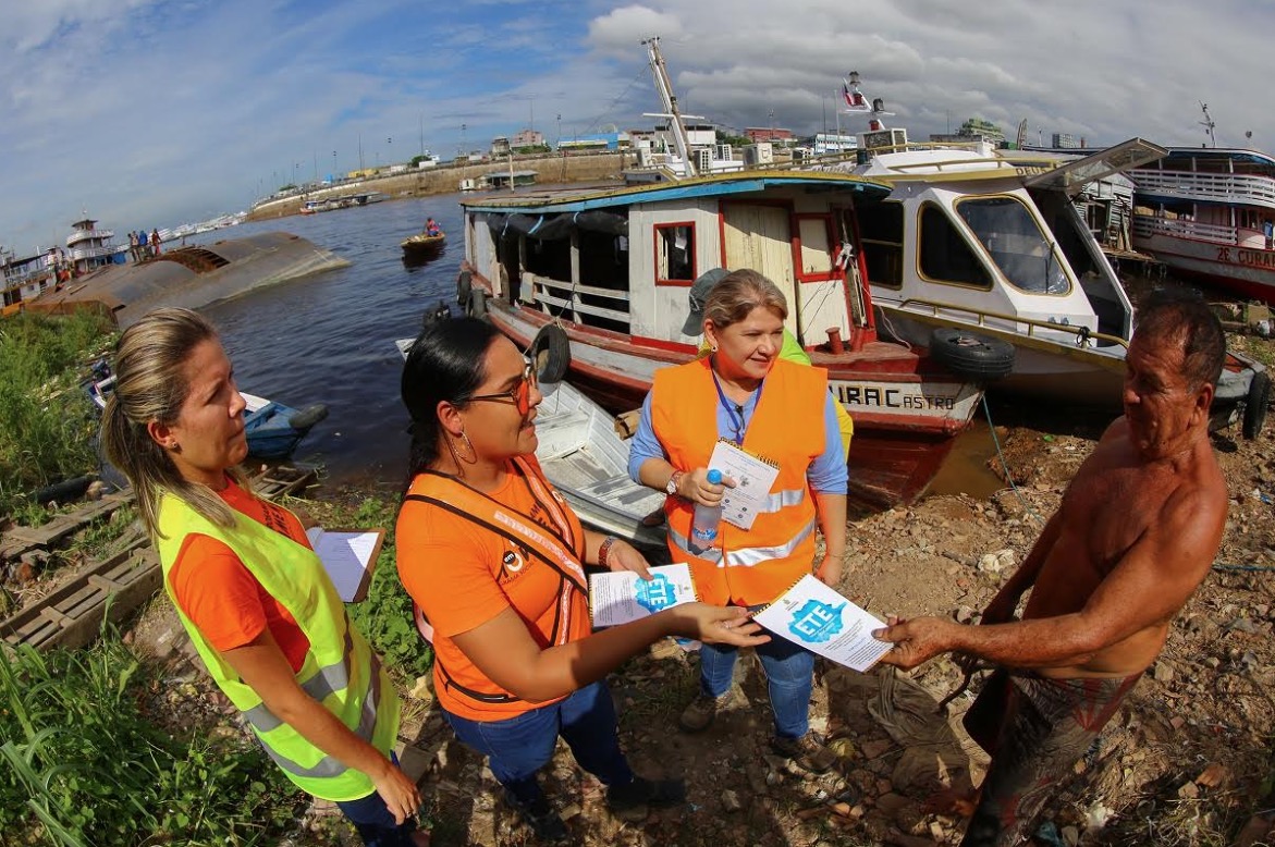Equipe socioambiental do Prosamim alerta população sobre obras da Estação de Tratamento no Educandos