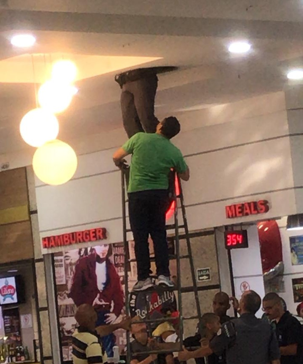 Operação tenta retirar ladrão preso há 36 h em tubulação de shopping