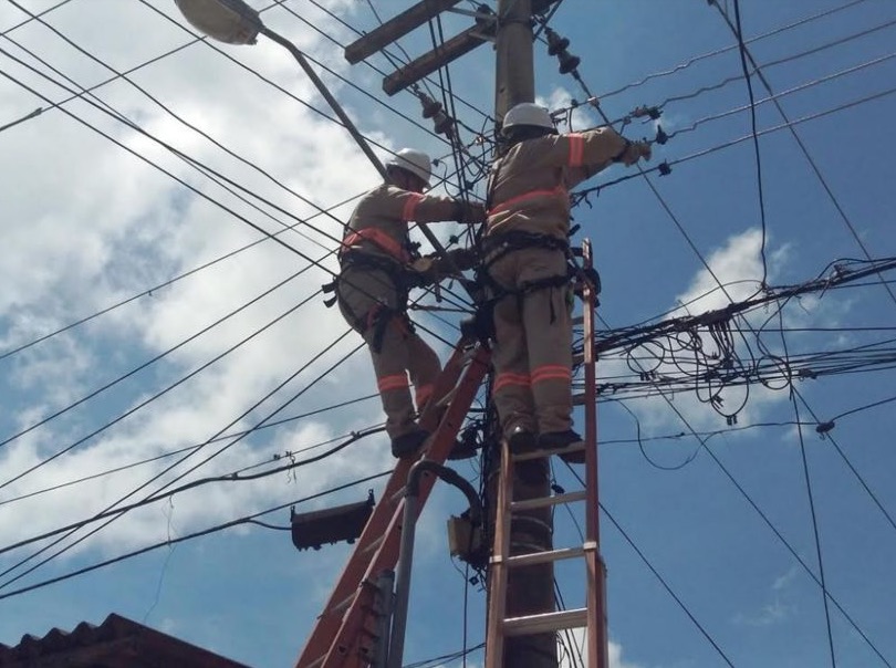 ‘Gatos' geram prejuízo de R$ 400 milhões com furtos de energia no Amazonas 