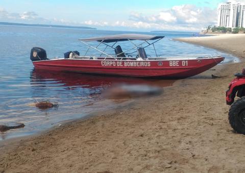 Amarrado em árvore, corpo de mulher é encontrado boiando na Ponta Negra