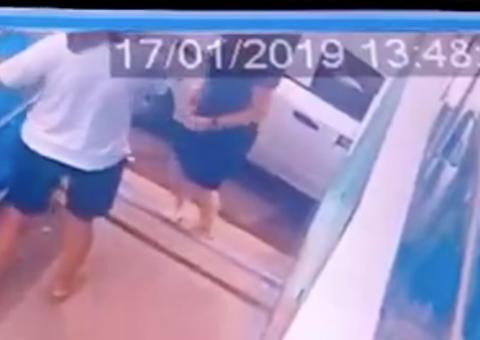 Mulher é baleada e tem carro roubado na frente de distribuidora em Manaus