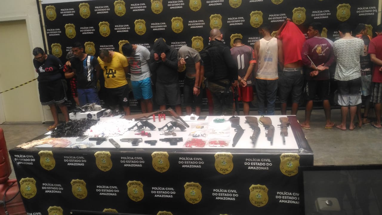  Operação na Compensa termina com 17 presos, armas, drogas e até embarcações apreendidas 