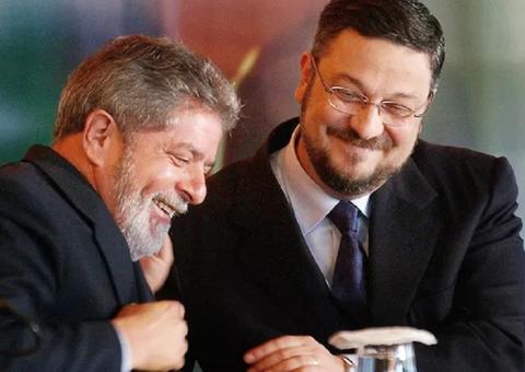 Palocci diz que entregou dinheiro vivo da Odebrecht a Lula em caixas de celular e de uísque