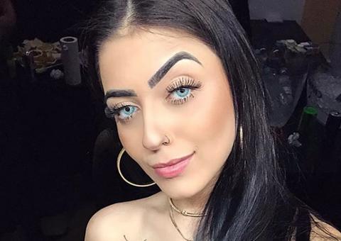  De microshort, MC Mirella pulsa bumbum em vídeo erótico: 'só pode olhar'