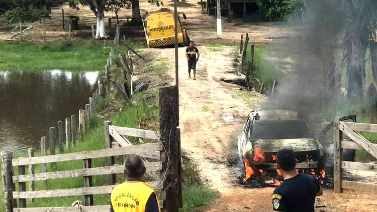 Criminosos atiram em seguranças e assaltam carro forte em estrada no Amazonas