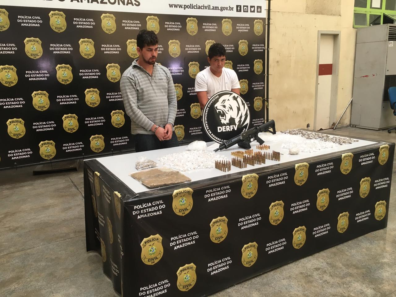 Dupla é presa suspeita de abastecer facção com armas e carros roubados em Manaus