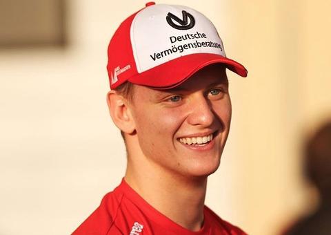 Filho de Schumacher entra para academia de jovens pilotos da Ferrari