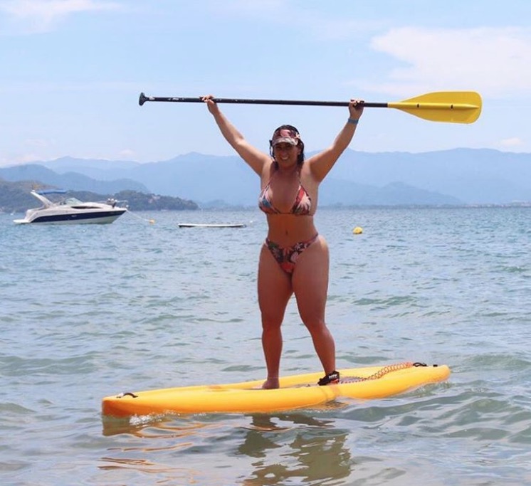 Fabíola Gadelha mostra curvas de biquíni durante férias