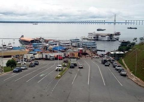 Embarcação naufraga após bater em comboio em Porto de Manaus