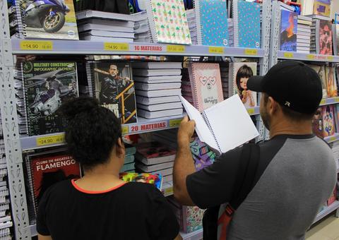 DPE-AM orienta pais para cuidados com listas de material escolar