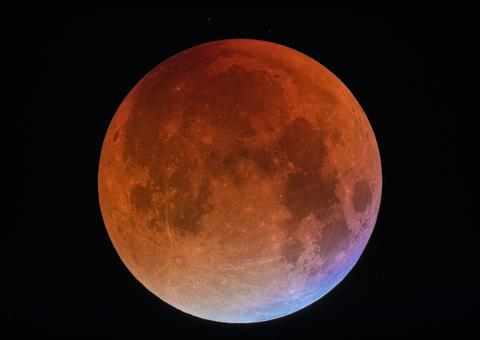 Brasileiros se preparam para contemplar eclipse lunar nesta madrugada
