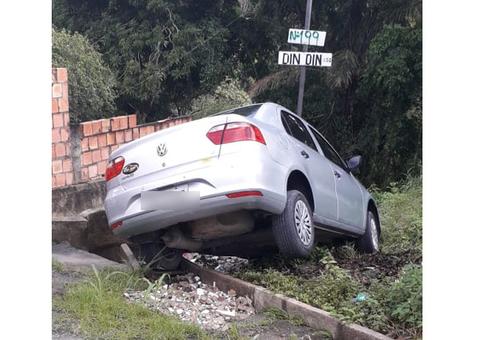 Em Manaus, motorista perde controle e carro vai parar em barranco