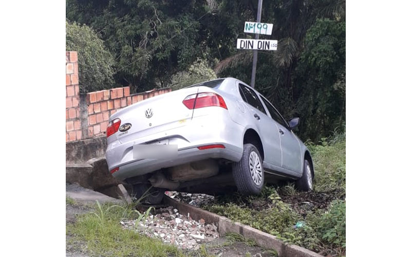 Em Manaus, motorista perde controle e carro vai parar em barranco