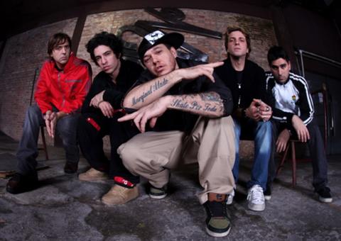 Filho de Chorão rebate guitarrista do Charlie Brown Jr. sobre volta da banda