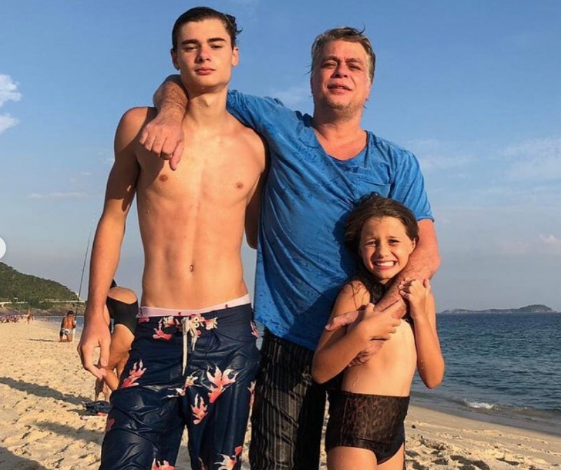  Fábio Assunção aparece em rara foto ao lado dos filhos