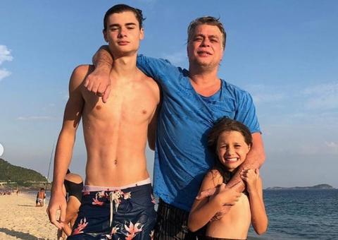  Fábio Assunção aparece em rara foto ao lado dos filhos