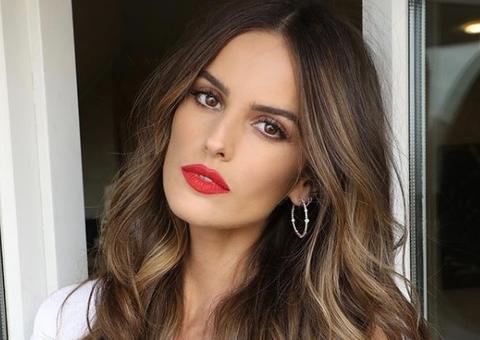 Izabel Goulart impressiona seguidores com vídeo rebolando de biquíni