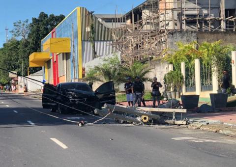 Carro derruba poste e deixa mais de 4 mil sem energia em Manaus