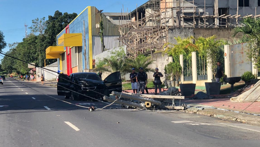 Carro derruba poste e deixa mais de 4 mil sem energia em Manaus