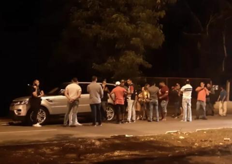 Juiz perde controle de carro de luxo e atinge 13 veículos em frente a boate