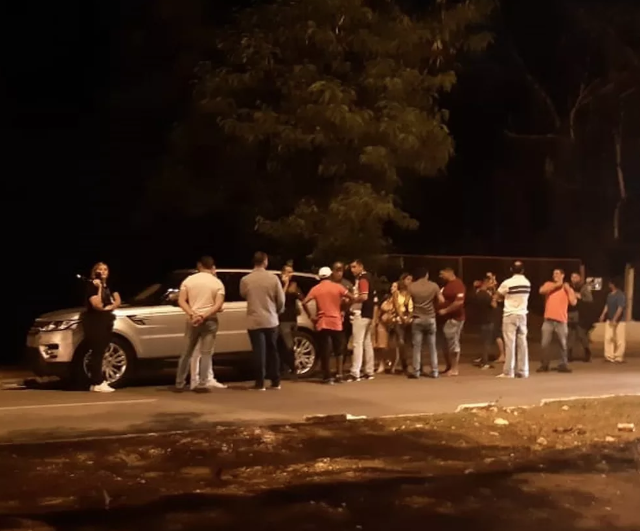 Juiz perde controle de carro de luxo e atinge 13 veículos em frente a boate