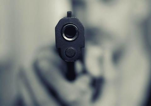 Sargento da PM se irrita com fezes de cães na casa da sogra e atira em vizinho