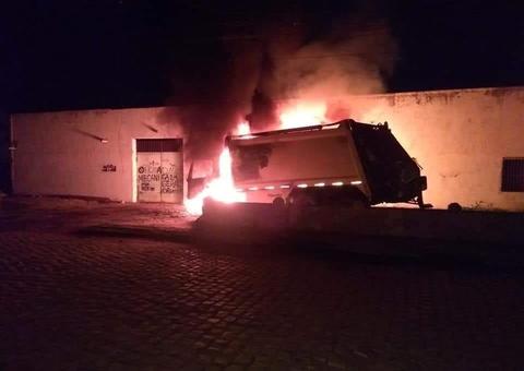 Ônibus e caminhão de lixo são incendiados no Ceará