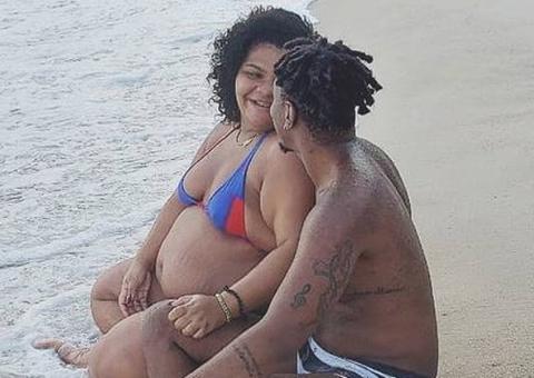 Grávida aos 16 anos, filha de Arlindo Cruz posa em praia com o marido 