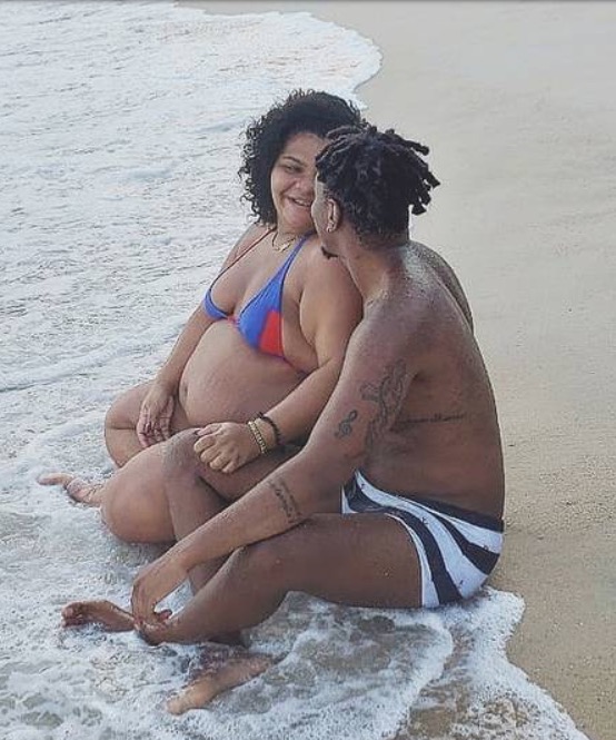 Grávida aos 16 anos, filha de Arlindo Cruz posa em praia com o marido 