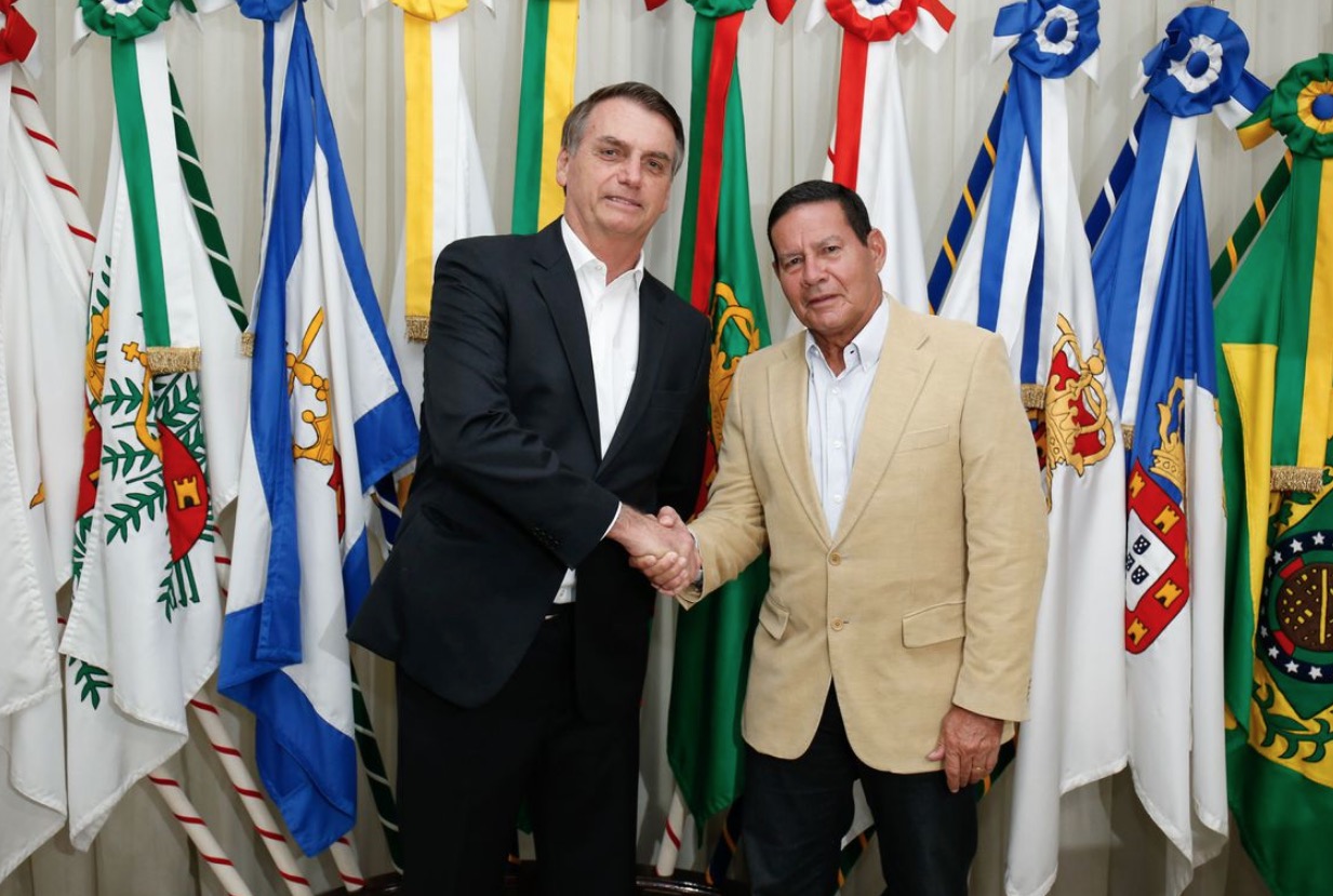 'Não vejo como uma medida de combate à violência', diz Mourão sobre decreto de armas