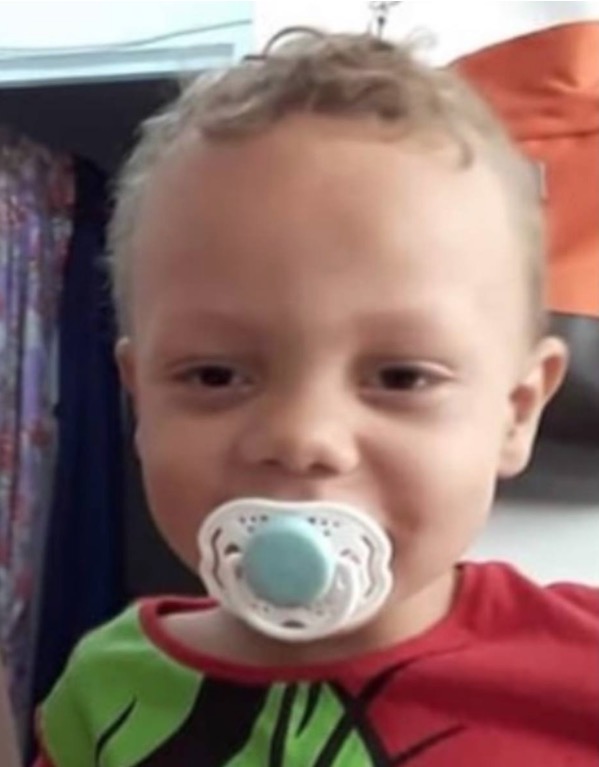 Mãe e padrasto são presos sob acusação de matar criança e enterrar o corpo