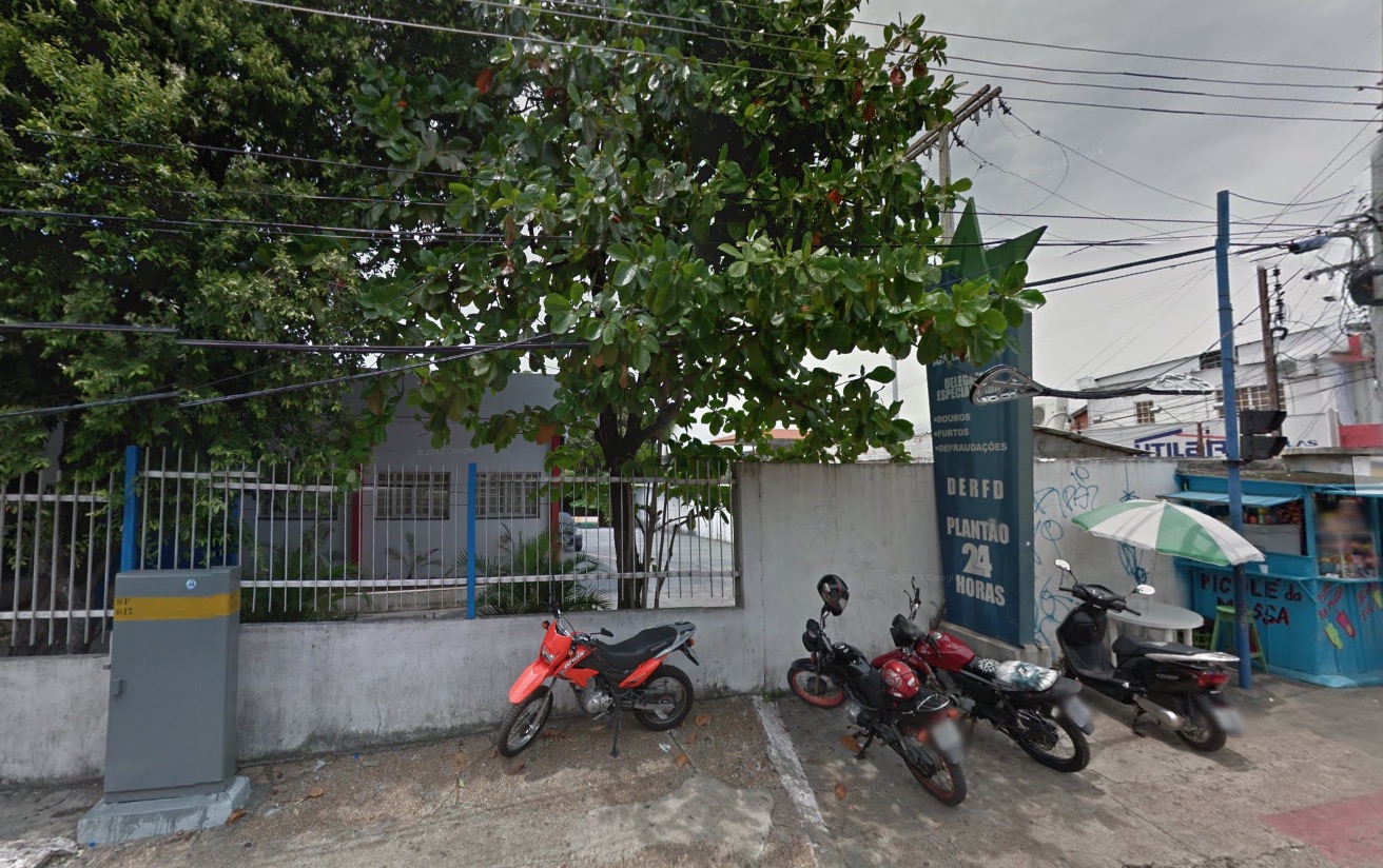 Dupla armada invade loja Americanas e rouba celulares e dinheiro em Manaus 