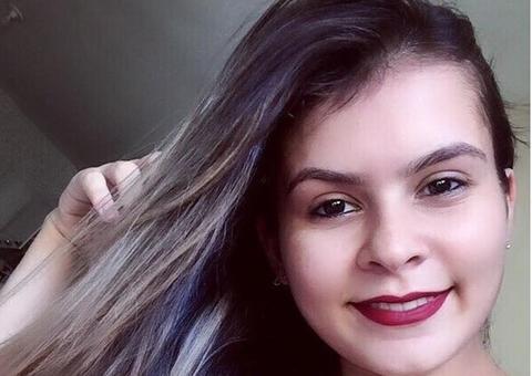 Garota morre com tiro disparado pelo namorado dentro de casa