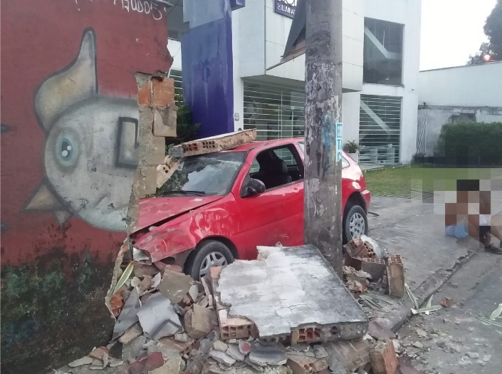 Motorista perde controle de veículo e destrói muro de residência em Manaus 