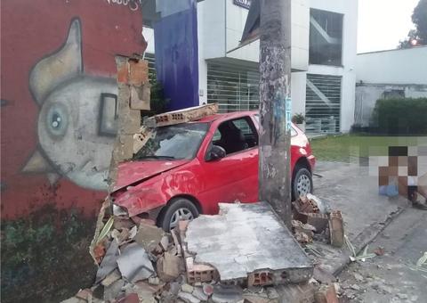 Motorista perde controle de veículo e destrói muro de residência em Manaus 