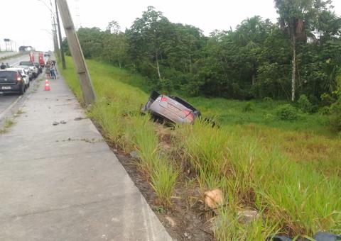 Pneu estoura e carro colide contra dois postes em Manaus; Mulher morreu no local