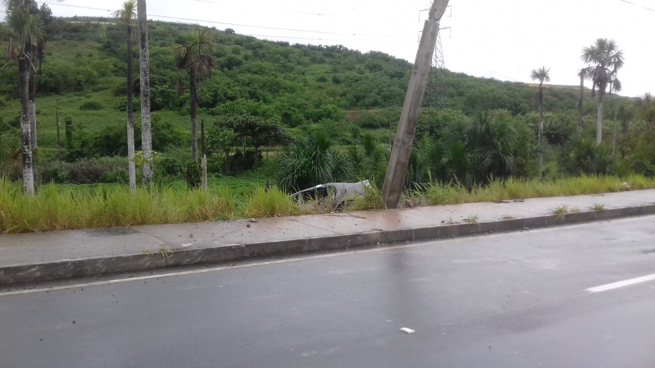 Pneu estoura e carro colide contra dois postes em Manaus; Mulher morreu no local